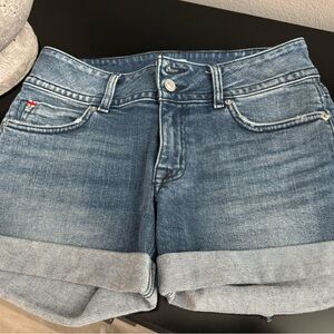 Hudson jean shorts, low-mid rise, excellent condition, like brand new!